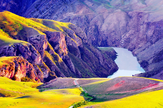 蓝色山谷 新疆伊犁风景