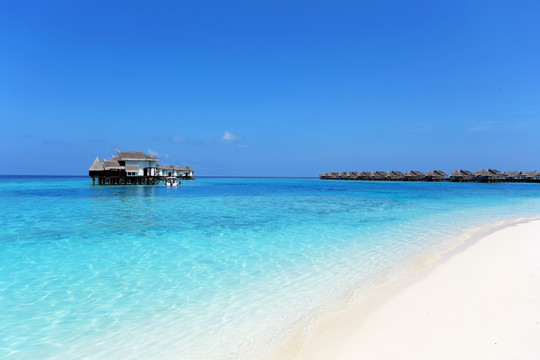 马尔代夫海岛清澈海水