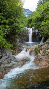 山泉 瀑布