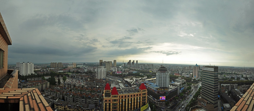 城市中心雨后全景图