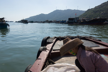 渔船上带斗笠的渔民