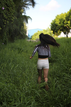 蹦跑少女