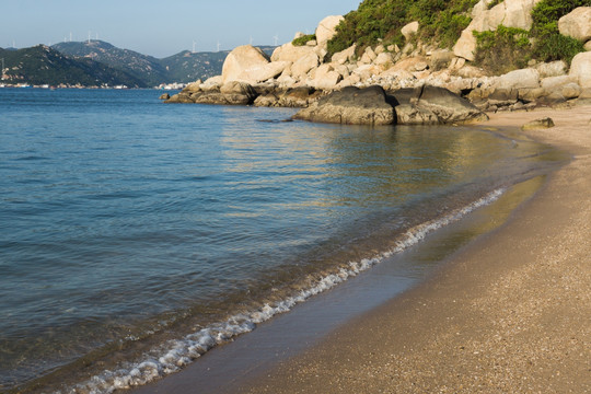 海浪沙滩小岛风光