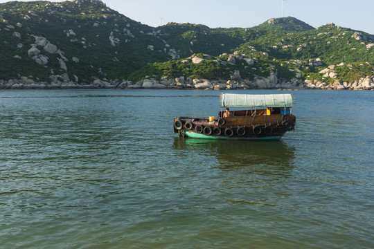 小岛海面上的渔船