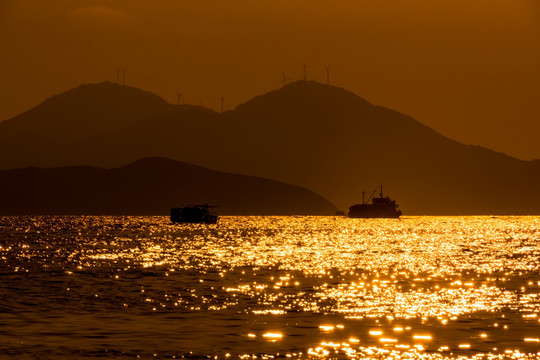 夕阳下的金色波光