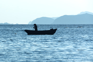 海面上打渔撒网的小船