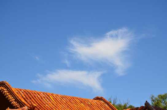 晴朗天空蓝天白云下的琉璃屋顶