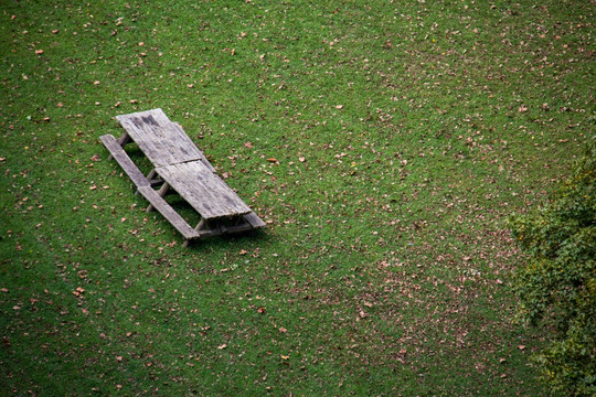 草地上的木桌