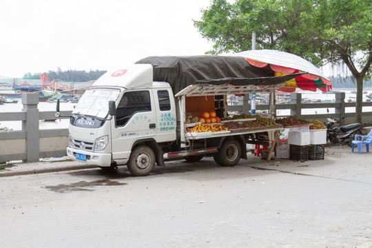 卖水果的货车