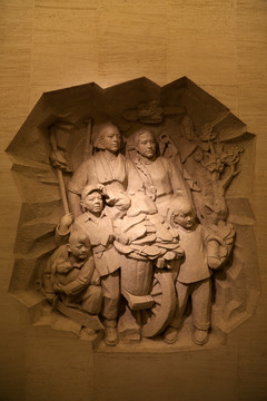 抗日战争中的妇女和儿童雕塑