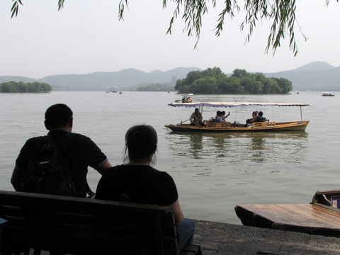 杭州西湖 人在画中游