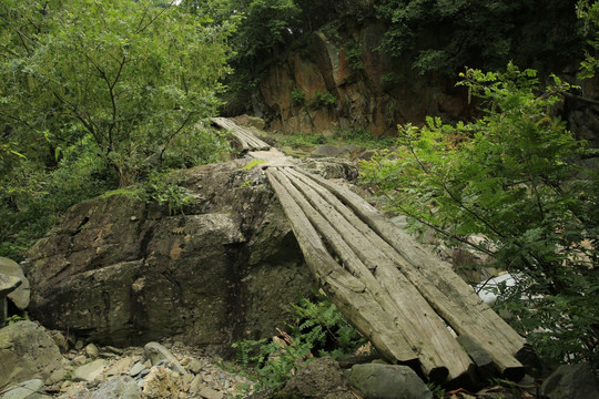 山溪上的小木桥