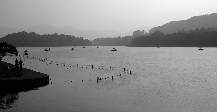 杭州里西湖风光 黑白照片