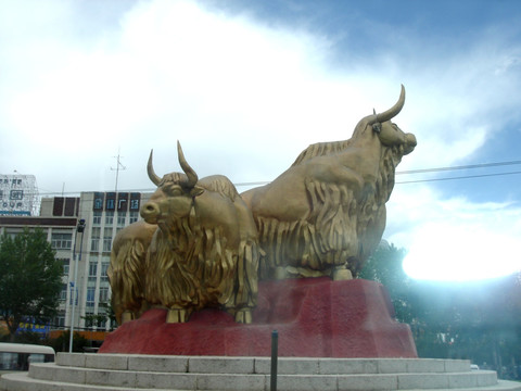 西藏耗牛雕塑
