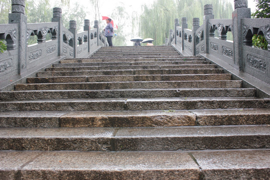 雨中的台阶