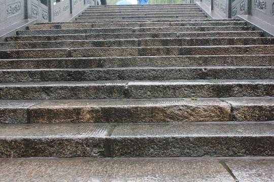 雨中的台阶