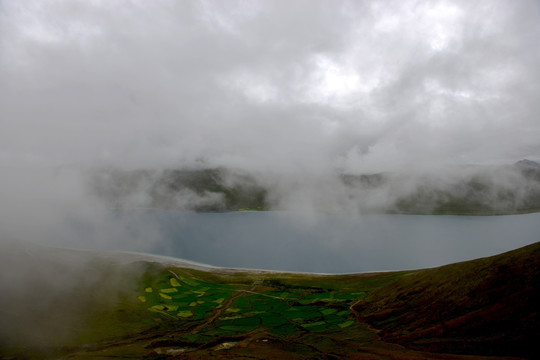 羊湖雨景