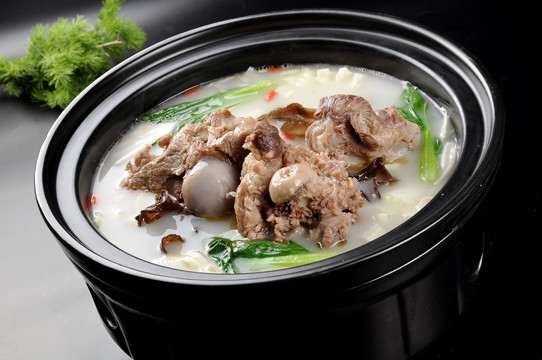 三鲜棒骨煲