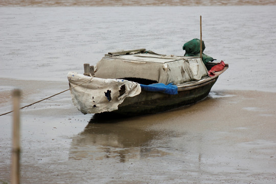 搁浅的渔船