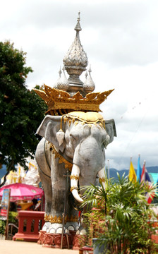 大象背上的佛法雕塑