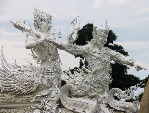 神态各异的鸟翅兽人雕塑
