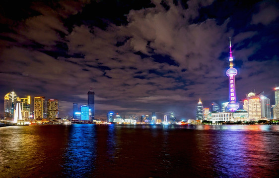 上海黄浦江东方明珠塔夜景