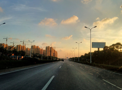 夕阳中的城市道路