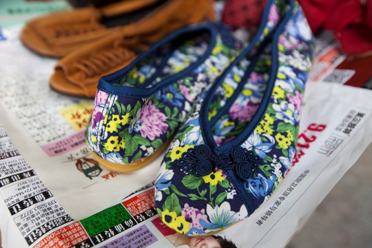 绣花鞋 购物 橱窗 时尚 中国