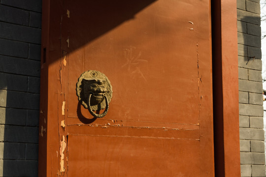 红漆院门上的铜锁