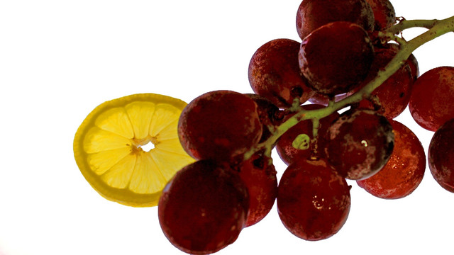 熟透的葡萄与柠檬切片