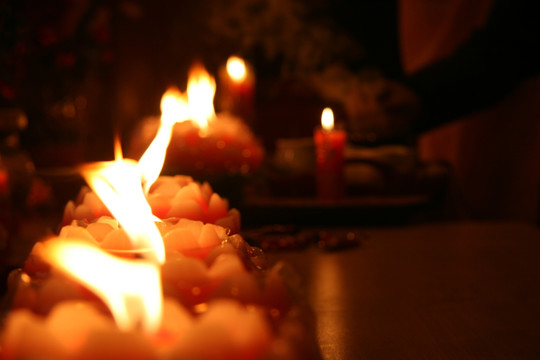 烛光烛火 寺庙里的蜡烛烛火