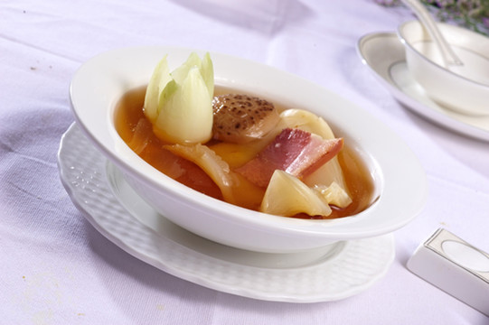 菜胆肘子炖花胶