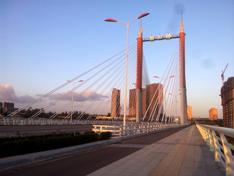 夕阳下的朝阳桥