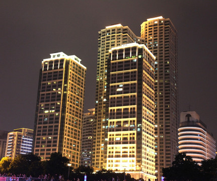 都市高层建筑群夜景