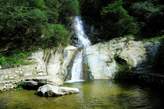 瀑布水池