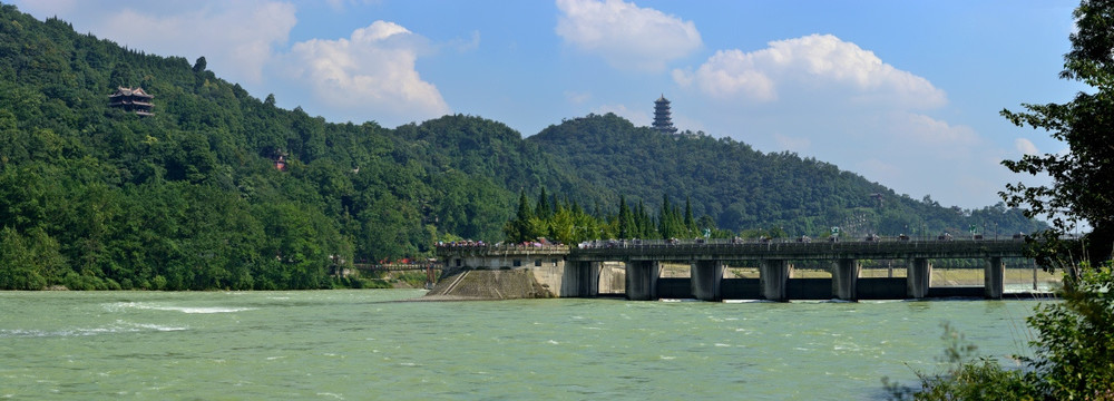 都江堰鱼嘴河闸全景图