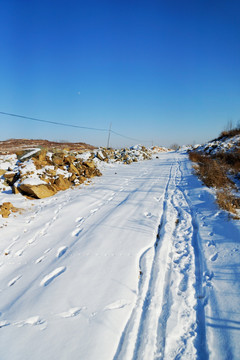 大雪覆盖的道路