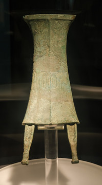 商青铜人身形牌饰 三星堆博物馆