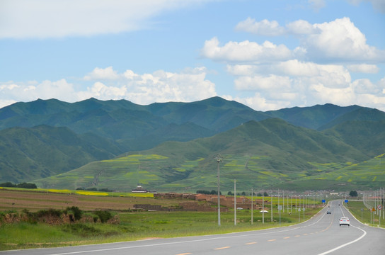 村镇 公路 高山丘壑 草原