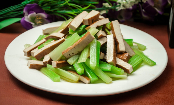 芹菜炒熏干