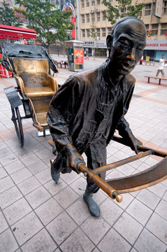 北京王府井大街街头雕塑