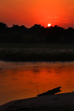 奇特旺拉伯的河的夕阳