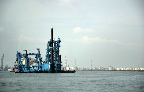 新加坡海峡外岛炼油厂