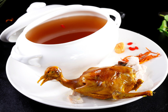 天麻鹿茸炖乳鸽