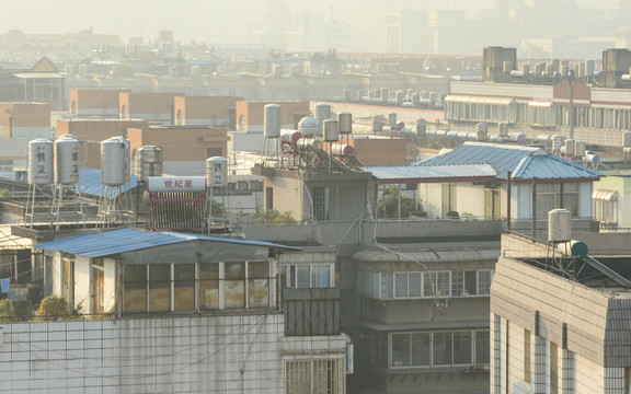 雾霾中的城市屋顶