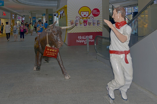 武汉西班牙风情街奔牛狂欢雕塑