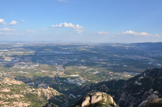 大山下的城市