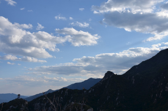 蓝天白云下的山峰