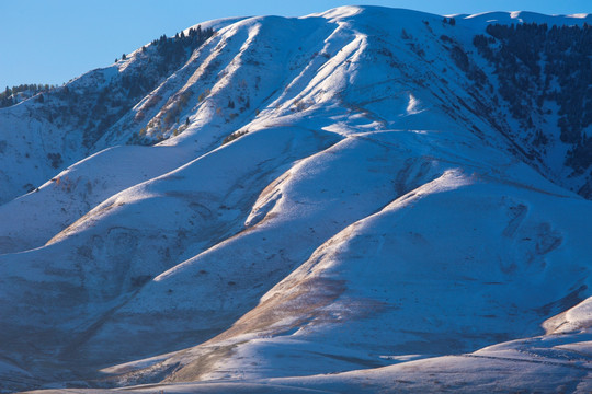 山脉  雪山