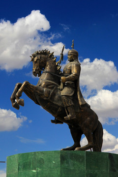 哈萨克族人雕像